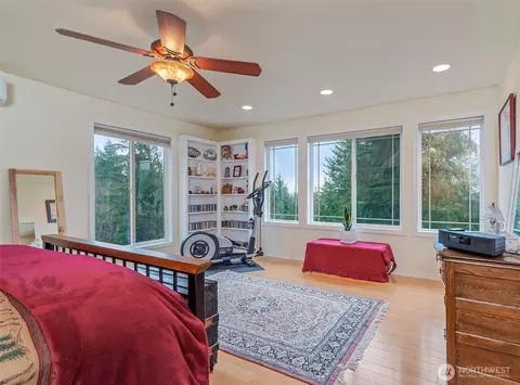 Bedroom - 712 Jupiter Loop Rd, Brinnon, WA 98320 photo 2 of 5