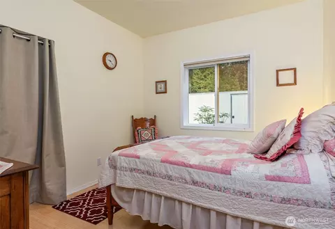 Bedroom - 712 Jupiter Loop Rd, Brinnon, WA 98320 photo 4 of 5