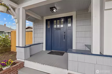 Entry Way - 2321 Rainier Ave, Everett, WA 98201 photo 1 of 3