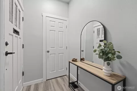 Entry Way - 2321 Rainier Ave, Everett, WA 98201 photo 2 of 3