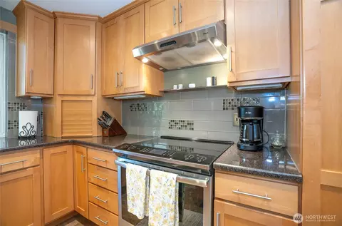 Kitchen - 9010 NE 195th St, Bothell, WA 98011 photo 7 of 7