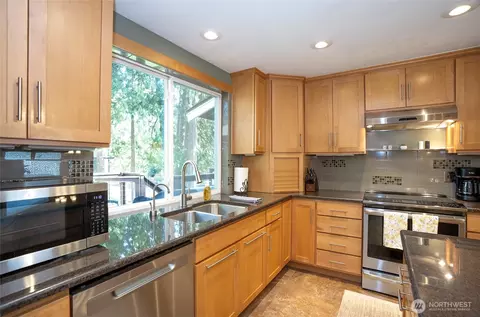 Kitchen - 9010 NE 195th St, Bothell, WA 98011 photo 5 of 7