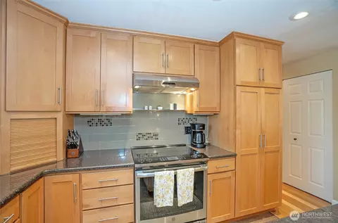 Kitchen - 9010 NE 195th St, Bothell, WA 98011 photo 6 of 7