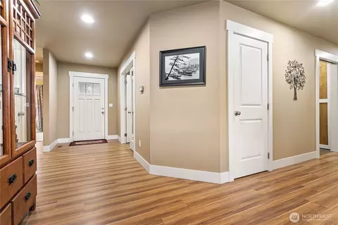 Entry Way - 810 Mapleridge Dr, Everson, WA 98247 photo 2 of 2