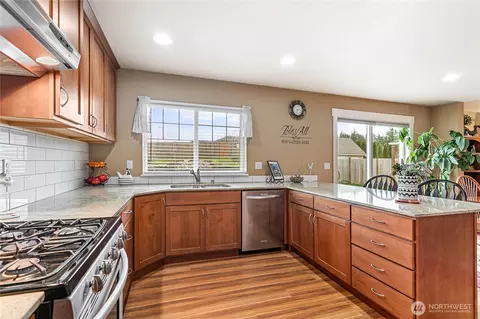 Kitchen - 810 Mapleridge Dr, Everson, WA 98247 photo 4 of 4