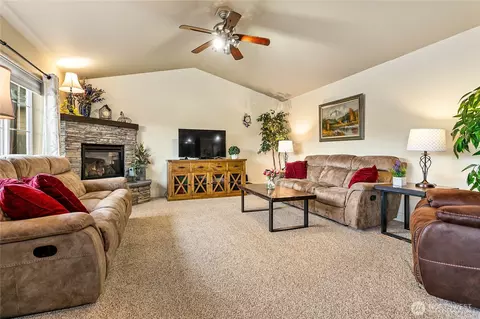 Living - 810 Mapleridge Dr, Everson, WA 98247 photo 2 of 3