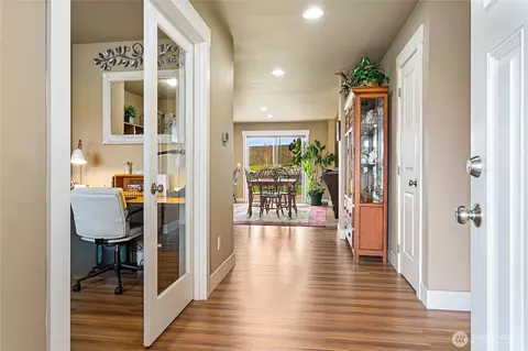 Entry Way - 810 Mapleridge Dr, Everson, WA 98247 photo 1 of 2