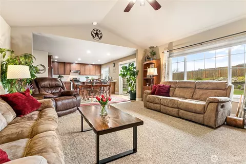 Living - 810 Mapleridge Dr, Everson, WA 98247 photo 3 of 3