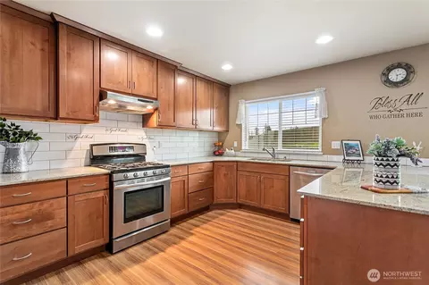 Kitchen - 810 Mapleridge Dr, Everson, WA 98247 photo 3 of 4