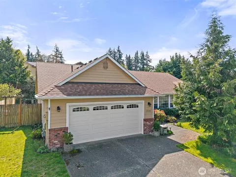 1210 215th Pl SW, Lynnwood, WA 98036
