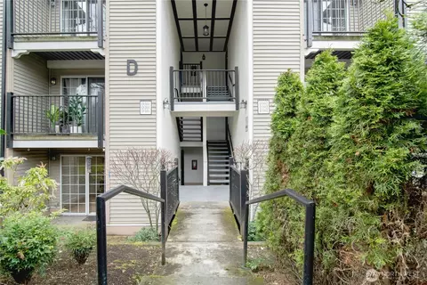 215 9th St #D101, Kirkland, WA 98033