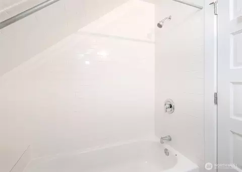 Bath - 1615 Mcdougall Ave, Everett, WA 98201 photo 4 of 4