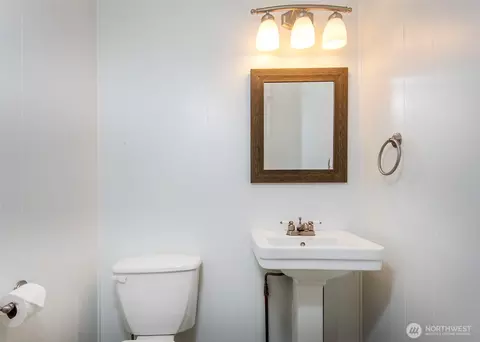 Bath - 1615 Mcdougall Ave, Everett, WA 98201 photo 3 of 4