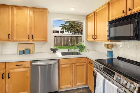 Kitchen - 22301 19th Ave SE, Bothell, WA 98021 photo 3 of 3