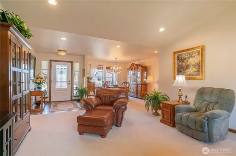 Entry Way - 569 Circle St, Wenatchee, WA 98801 photo 3 of 4