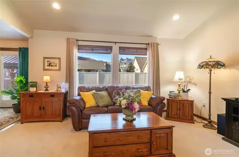 Living - 569 Circle St, Wenatchee, WA 98801 photo 2 of 2