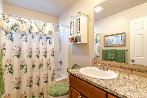 Bath - 569 Circle St, Wenatchee, WA 98801 photo 1 of 3