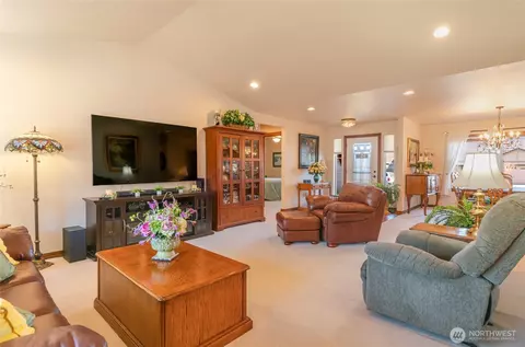Living - 569 Circle St, Wenatchee, WA 98801 photo 1 of 2