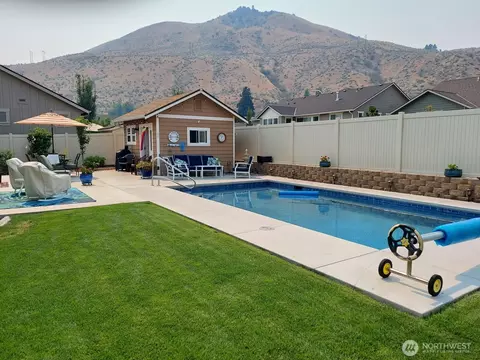 Exterior - 569 Circle St, Wenatchee, WA 98801 photo 2 of 9
