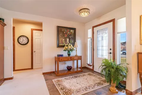 Entry Way - 569 Circle St, Wenatchee, WA 98801 photo 1 of 4