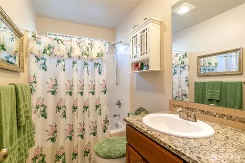Bath - 569 Circle St, Wenatchee, WA 98801 photo 2 of 3