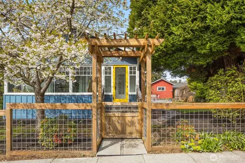 320 N 102nd St, Seattle, WA 98133