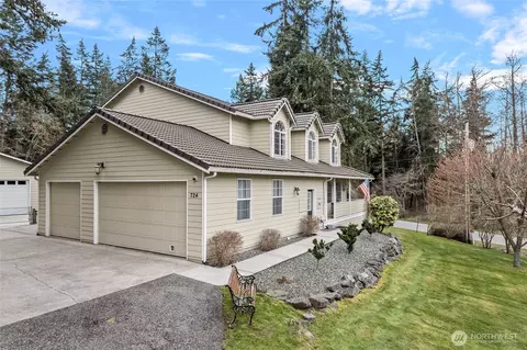 724 Greenoch Loop, Oak Harbor, WA 98277