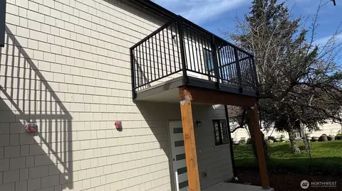 476 SE Barrington Dr #F2, Oak Harbor, WA 98277