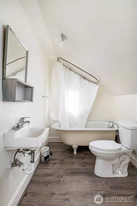 Bath - 539 26th Ave S, Seattle, WA 98144 photo 2 of 2
