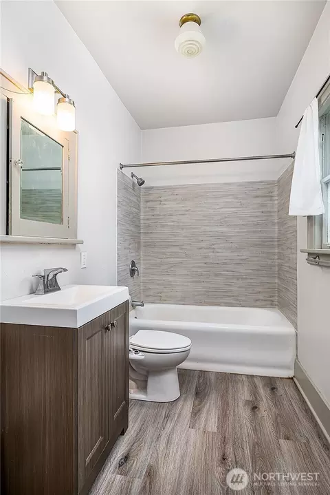 Bath - 539 26th Ave S, Seattle, WA 98144 photo 1 of 2