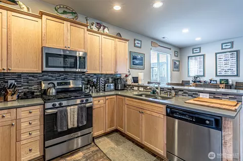 Kitchen - 1103 Ross Ave NW, Orting, WA 98360 photo 2 of 3