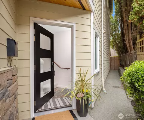 2834 NW 68th St, Seattle, WA 98117