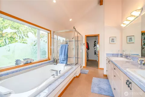 Bath - 14 J Everett Way, Everett, WA 98204 photo 2 of 3