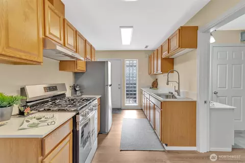Kitchen - 9480 Olson Pl SW #E, Seattle, WA 98106 photo 2 of 4