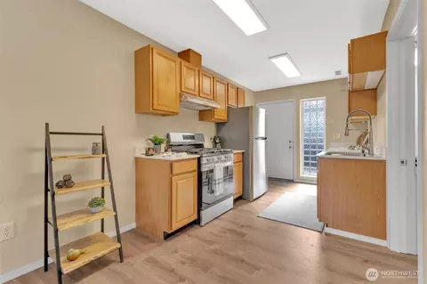 Kitchen - 9480 Olson Pl SW #E, Seattle, WA 98106 photo 1 of 4