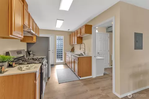 Kitchen - 9480 Olson Pl SW #E, Seattle, WA 98106 photo 3 of 4