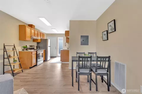 Dining - 9480 Olson Pl SW #E, Seattle, WA 98106 photo 2 of 6