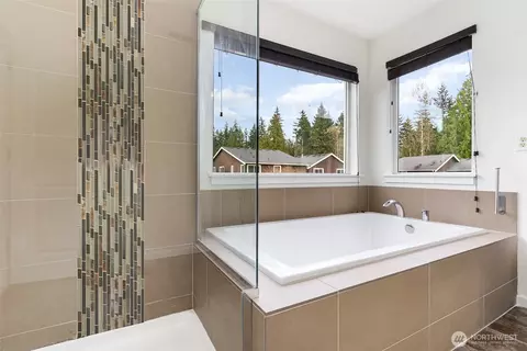 Bath - 2617 123rd Pl SE, Everett, WA 98208 photo 4 of 5