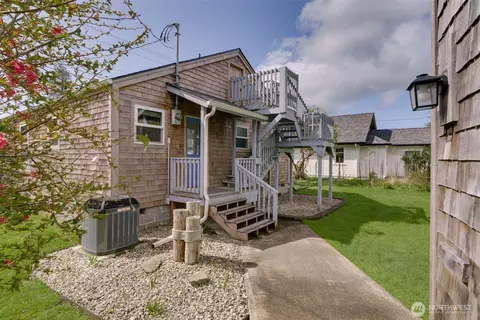 808 Spruce St E, Ilwaco, WA 98624 photo 4