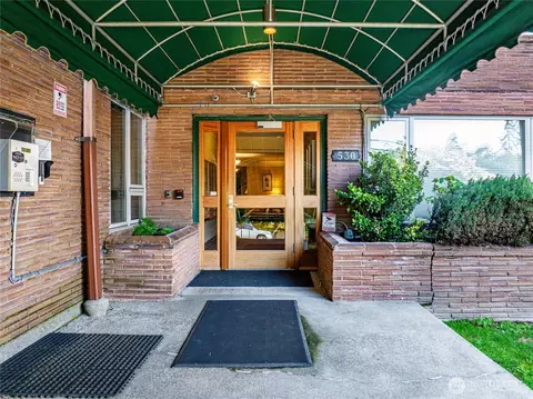 530 W Olympic Pl #203, Seattle, WA 98119