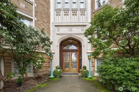 5810 Cowen Pl NE #104, Seattle, WA 98105