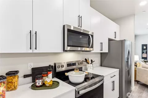 Kitchen - 19524 16th Ave SE #E2, Bothell, WA 98012 photo 6 of 8
