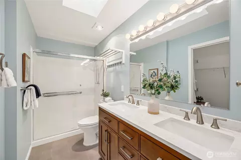 Bath - 10030 Holly Dr #133, Everett, WA 98204 photo 1 of 3