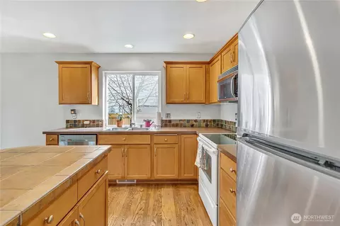 Kitchen - 19225 205th St E, Orting, WA 98360 photo 3 of 5