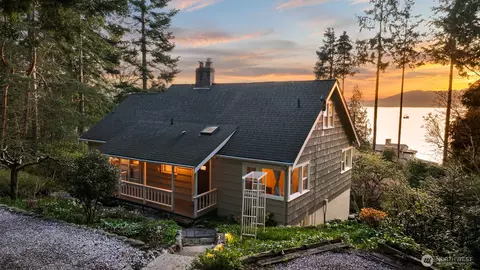 945 Chuckanut Dr, Bellingham, WA 98229