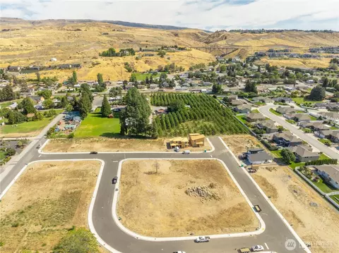 3251 NW Chadwick Loop, East Wenatchee, WA 98802