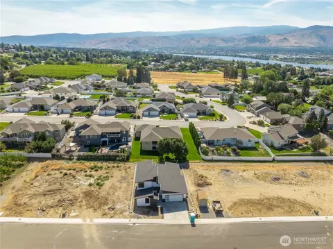 152 Chadwick St NW, East Wenatchee, WA 98802