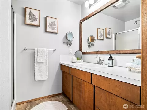 Bath - 725 232nd St SE, Bothell, WA 98021 photo 3 of 3