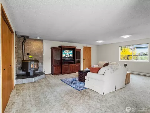 Living - 725 232nd St SE, Bothell, WA 98021 photo 3 of 4
