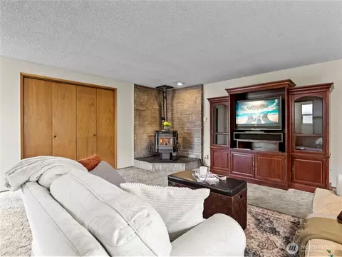 Living - 725 232nd St SE, Bothell, WA 98021 photo 4 of 4